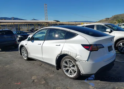2023 Tesla Model Y Awd/Long Range Dual Motor All-Wheel Drive z USA, uszkodzony, nr VIN 7SAYGDEE0PF960363